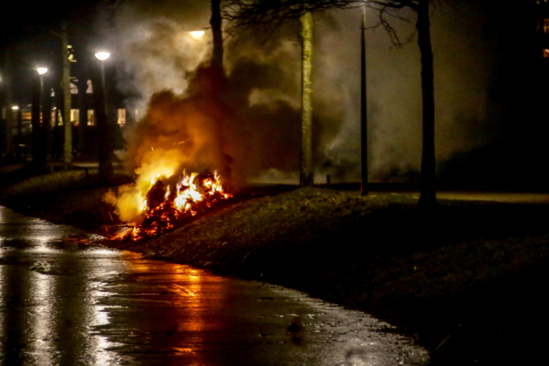 Kerstboom en hooi in brand gestoken