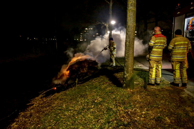 Kerstboom en hooi in brand gestoken