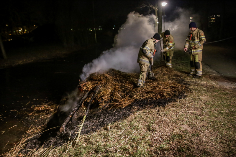 Kerstboom en hooi in brand gestoken