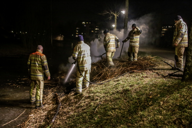 Kerstboom en hooi in brand gestoken