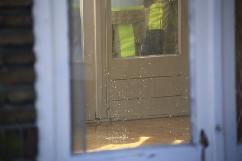 Woonkamer leegstaande woning blank