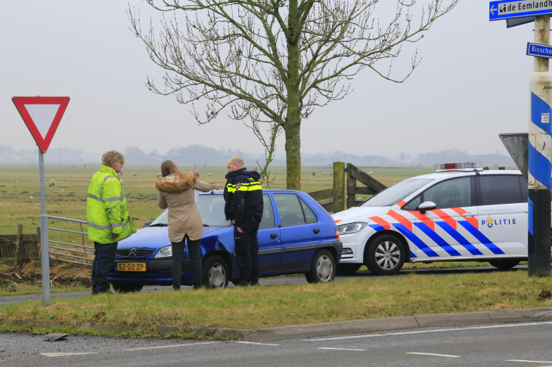Auto botst met vrachtwagen op kruising