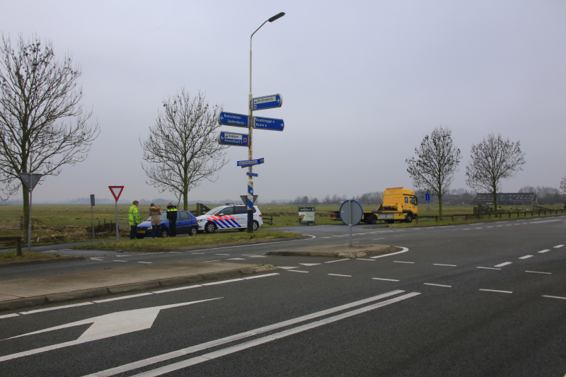 Auto botst met vrachtwagen op kruising