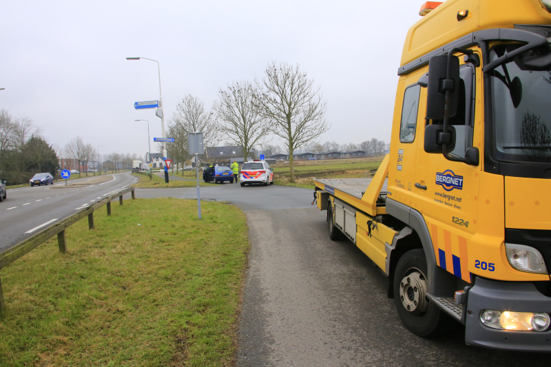 Auto botst met vrachtwagen op kruising
