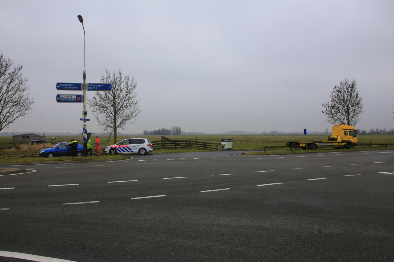 Auto botst met vrachtwagen op kruising