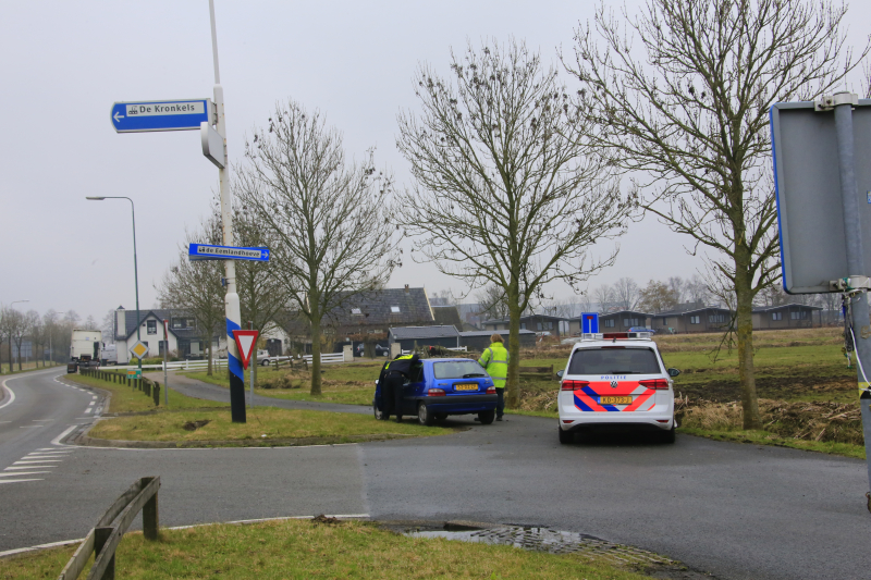 Auto botst met vrachtwagen op kruising