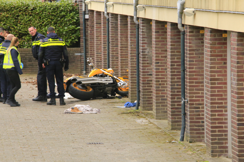 Motorrijder knalt tegen garagedeur
