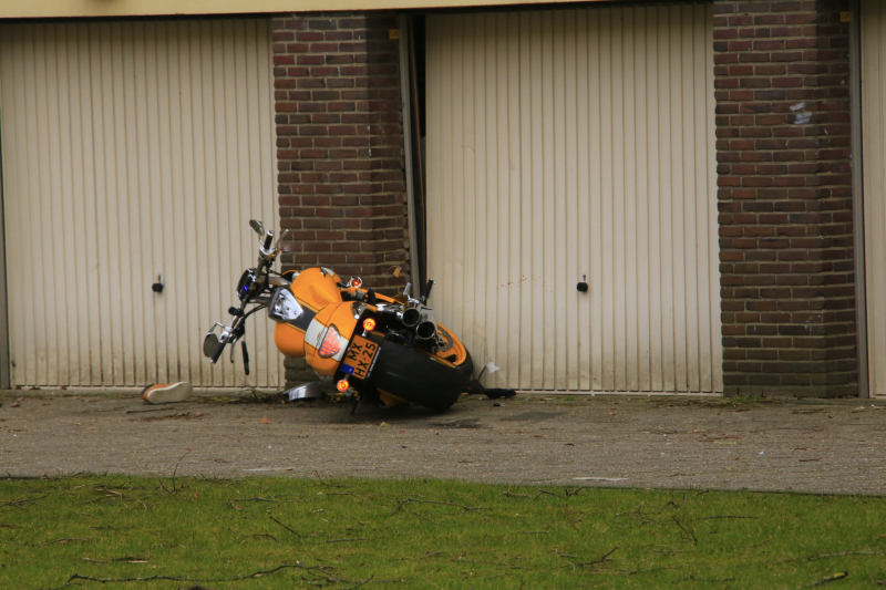 Motorrijder knalt tegen garagedeur