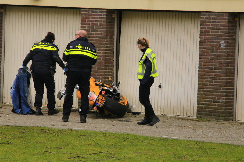 Motorrijder knalt tegen garagedeur