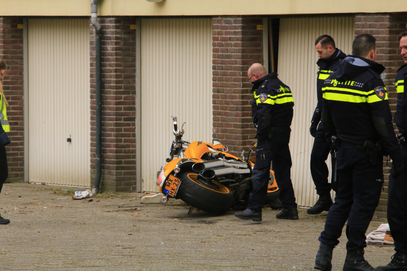 Motorrijder knalt tegen garagedeur