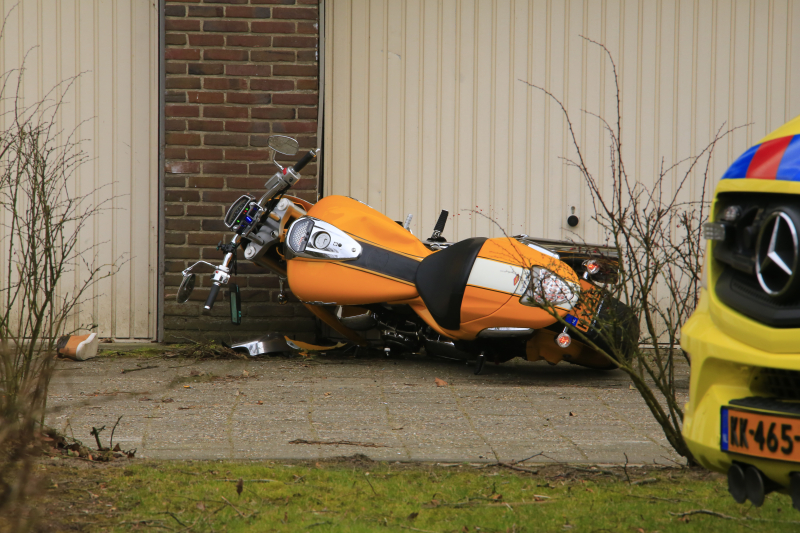 Motorrijder knalt tegen garagedeur