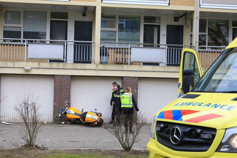 Motorrijder knalt tegen garagedeur