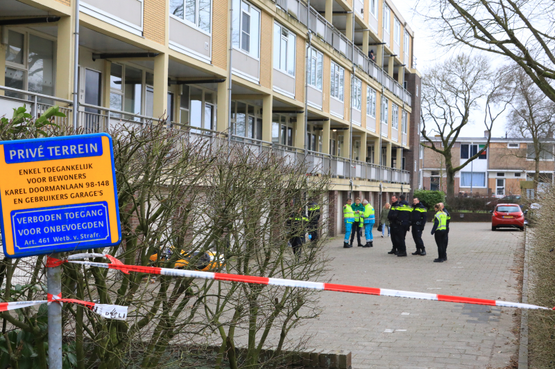 Motorrijder knalt tegen garagedeur
