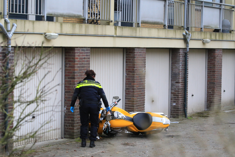 Motorrijder knalt tegen garagedeur