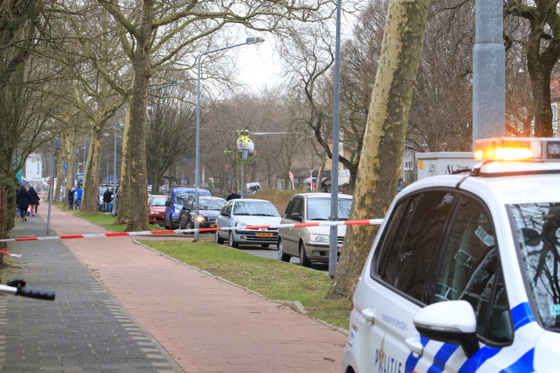 Motorrijder knalt tegen garagedeur