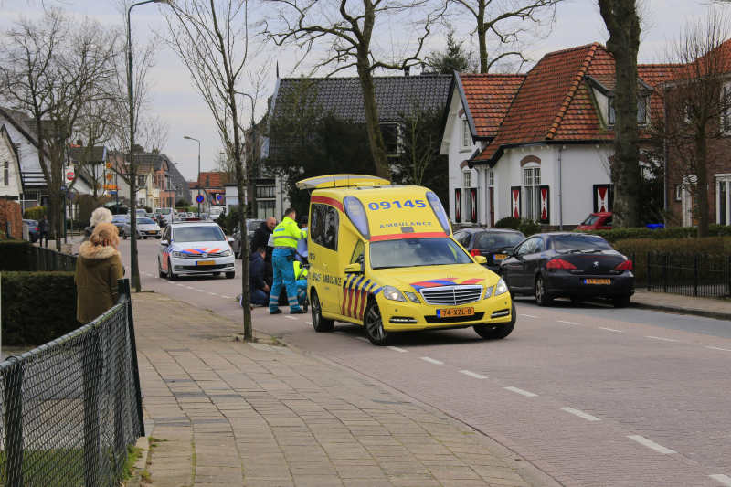 Vrouw fietst tegen vluchtheuvel en raakt gewond