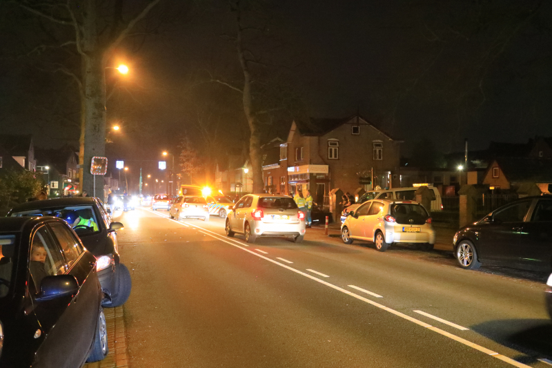 Auto botst tegen muur Gildehuis na uitwijkmanoeuvre