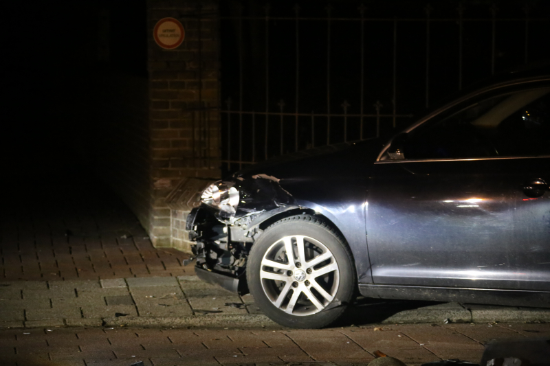 Auto botst tegen muur Gildehuis na uitwijkmanoeuvre