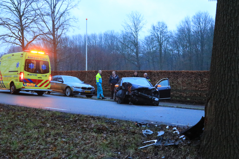 Auto botst frontaal op boom