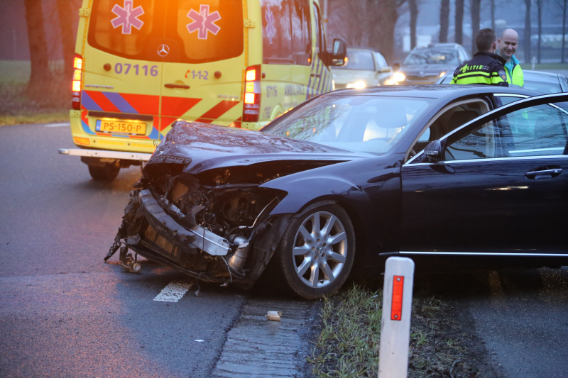 Auto botst frontaal op boom