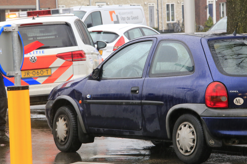 Auto en scooter botsen op rotonde