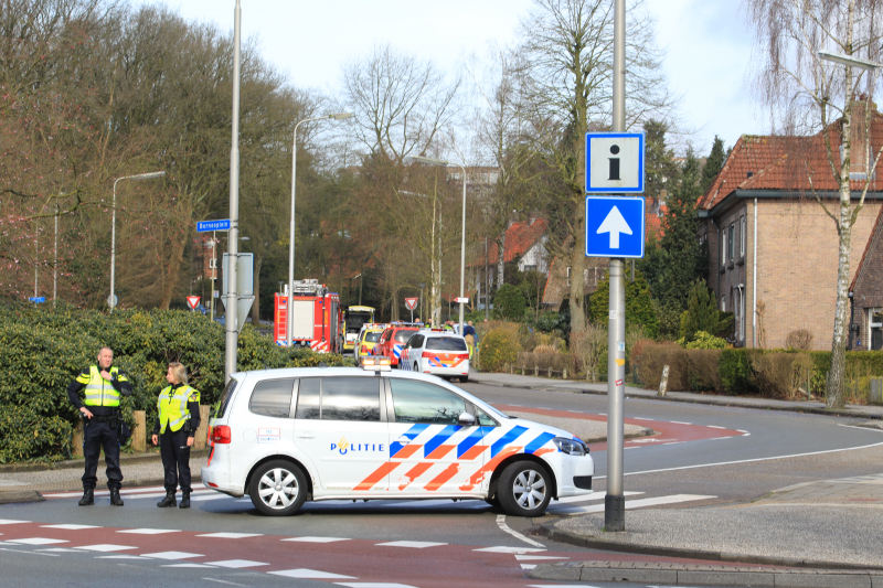 Auto belandt in voortuin, bestuurder overleden