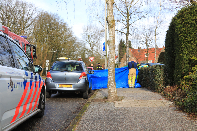Auto belandt in voortuin, bestuurder overleden