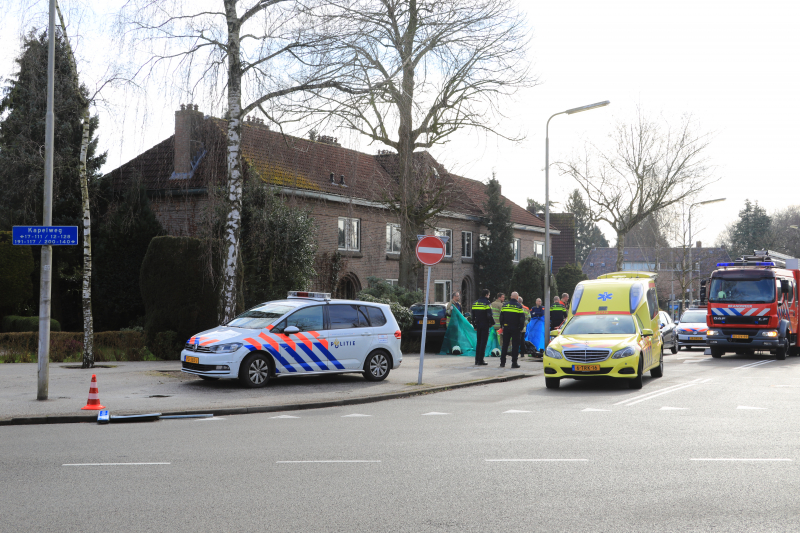 Auto belandt in voortuin, bestuurder overleden