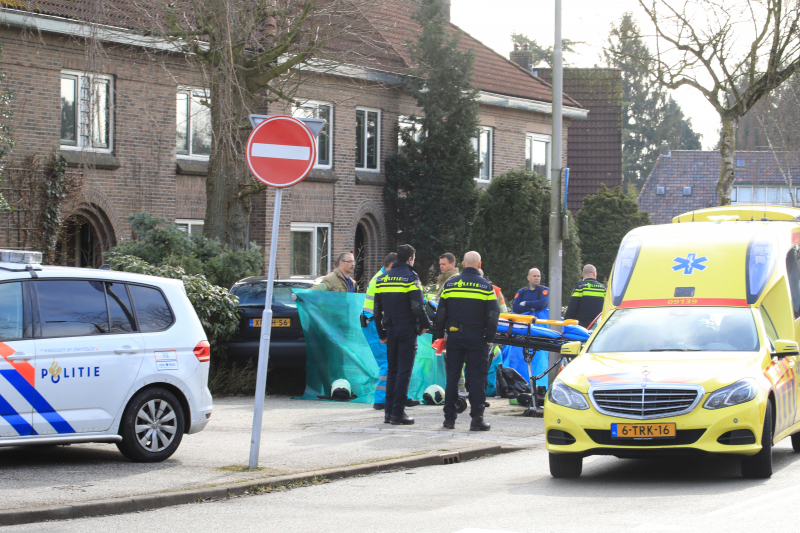 Auto belandt in voortuin, bestuurder overleden