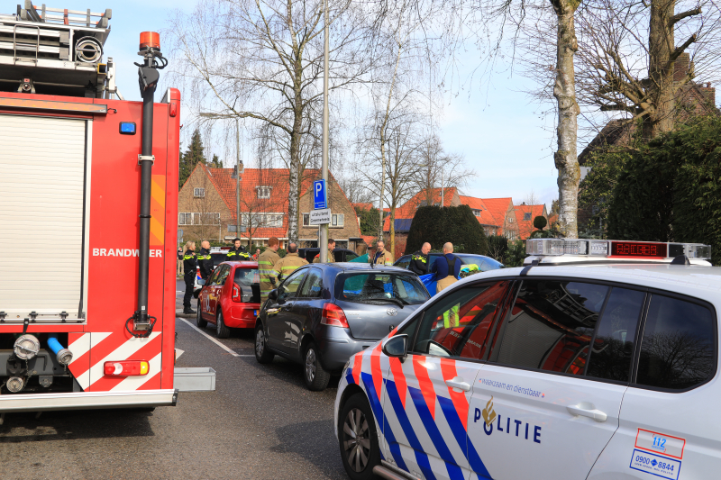 Auto belandt in voortuin, bestuurder overleden