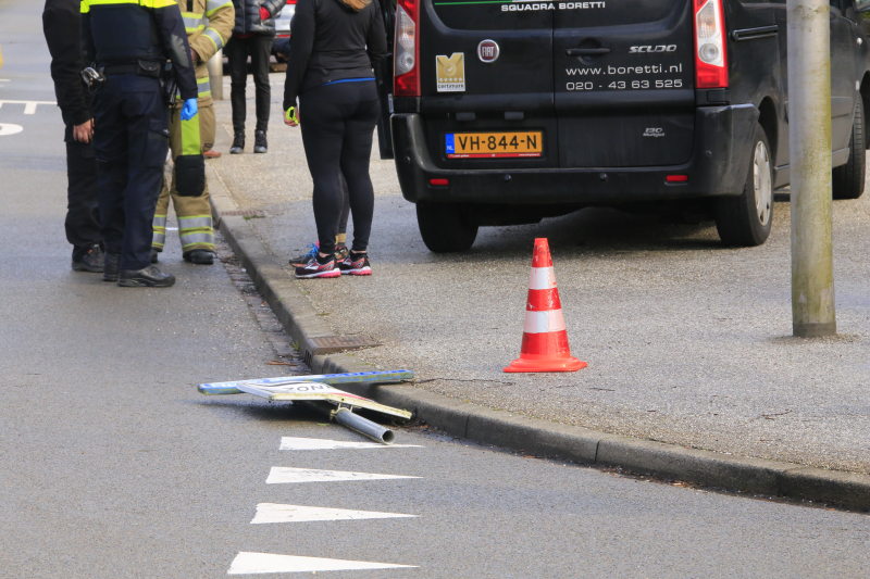 Auto belandt in voortuin, bestuurder overleden