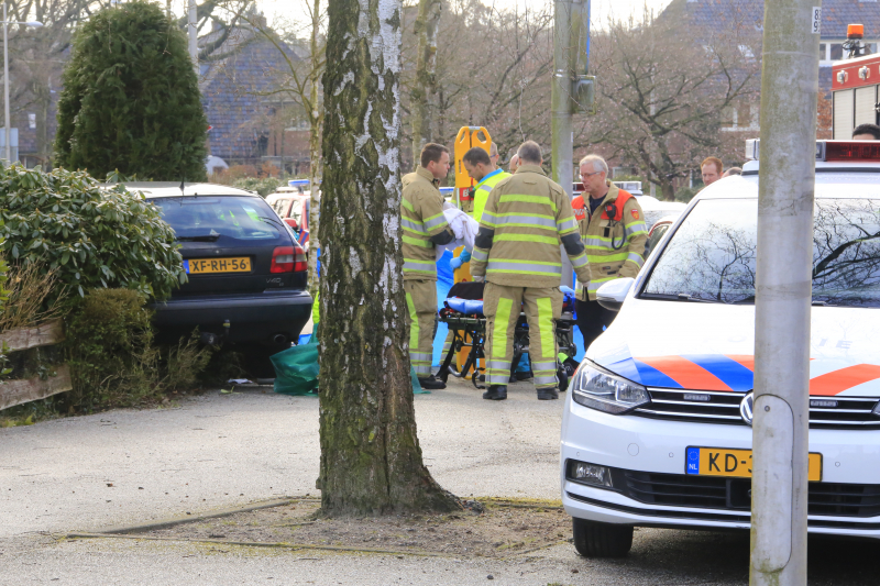 Auto belandt in voortuin, bestuurder overleden