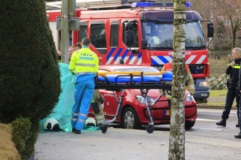 Auto belandt in voortuin, bestuurder overleden