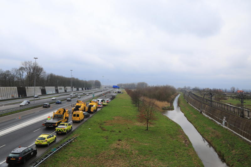 Vrachtwagen kantelt snelweg dicht