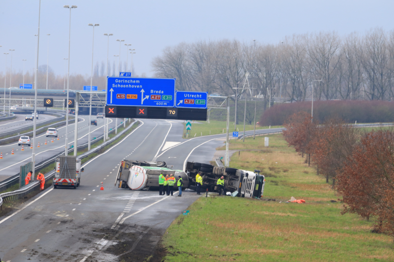 Vrachtwagen kantelt snelweg dicht