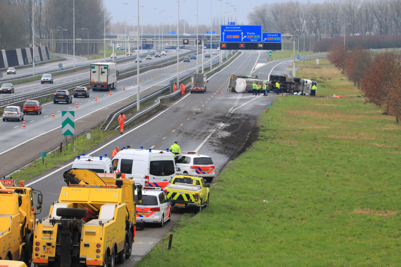 Vrachtwagen kantelt snelweg dicht