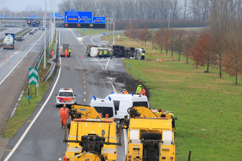 Vrachtwagen kantelt snelweg dicht
