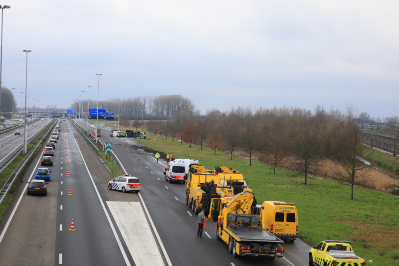 Vrachtwagen kantelt snelweg dicht