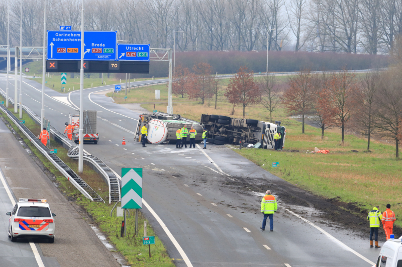 Vrachtwagen kantelt snelweg dicht