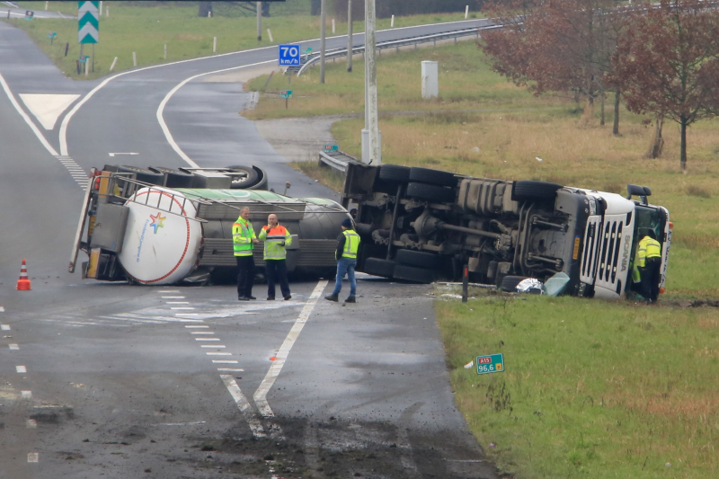 Vrachtwagen kantelt snelweg dicht
