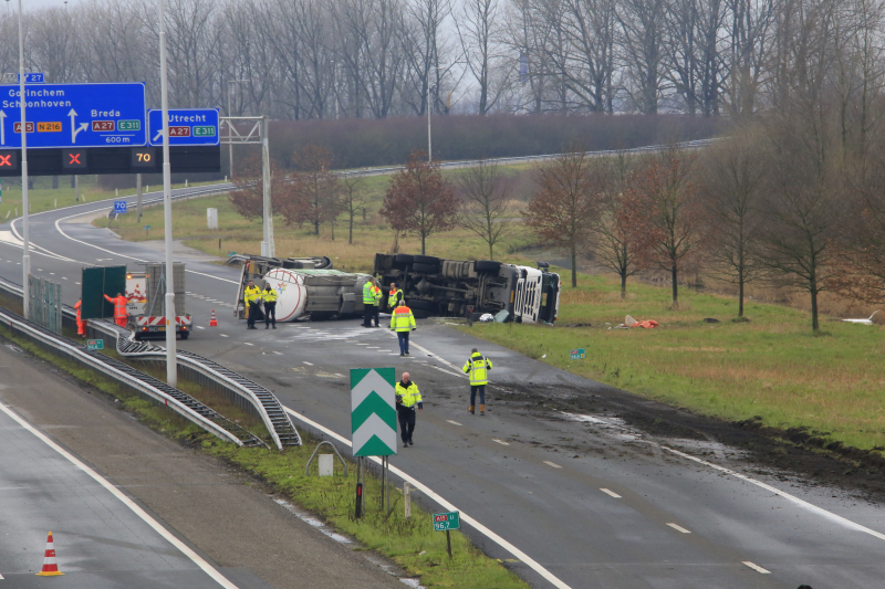 Vrachtwagen kantelt snelweg dicht