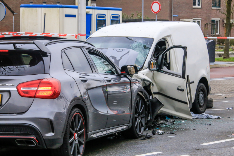 Bestuurder ernstig gewond bij frontale botsing