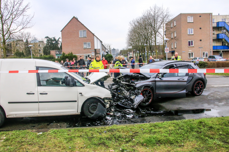 Bestuurder ernstig gewond bij frontale botsing