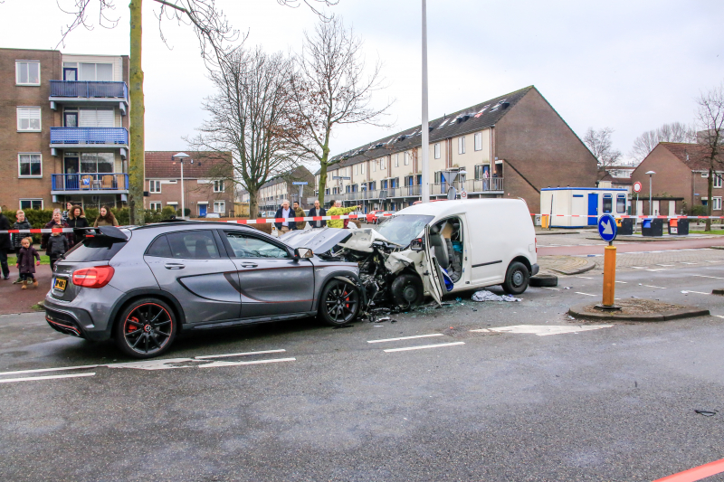Bestuurder ernstig gewond bij frontale botsing