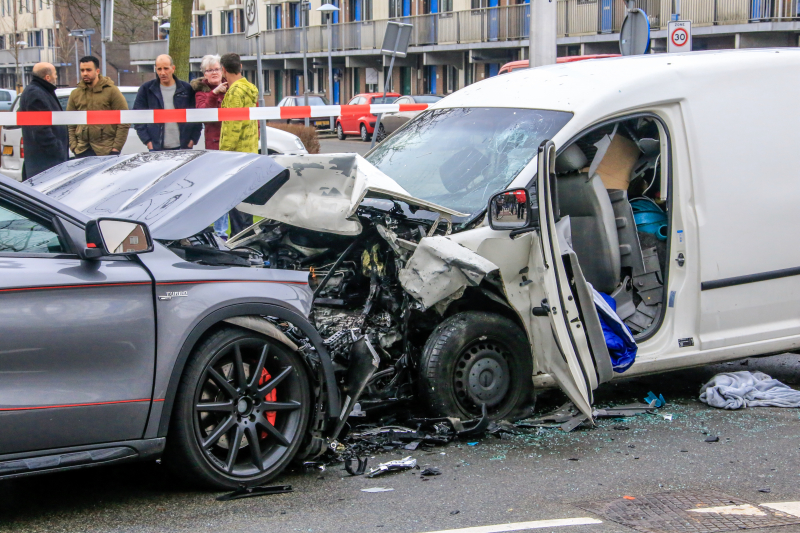 Bestuurder ernstig gewond bij frontale botsing