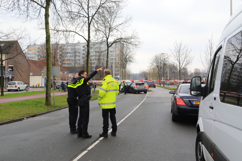 Bestuurder ernstig gewond bij frontale botsing