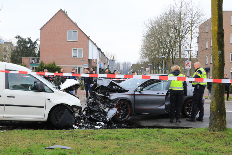 Bestuurder ernstig gewond bij frontale botsing