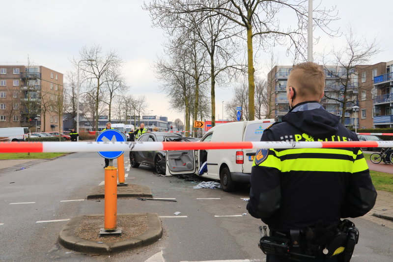 Bestuurder ernstig gewond bij frontale botsing