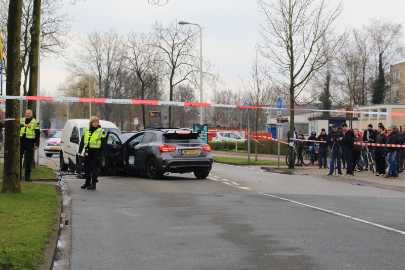 Bestuurder ernstig gewond bij frontale botsing