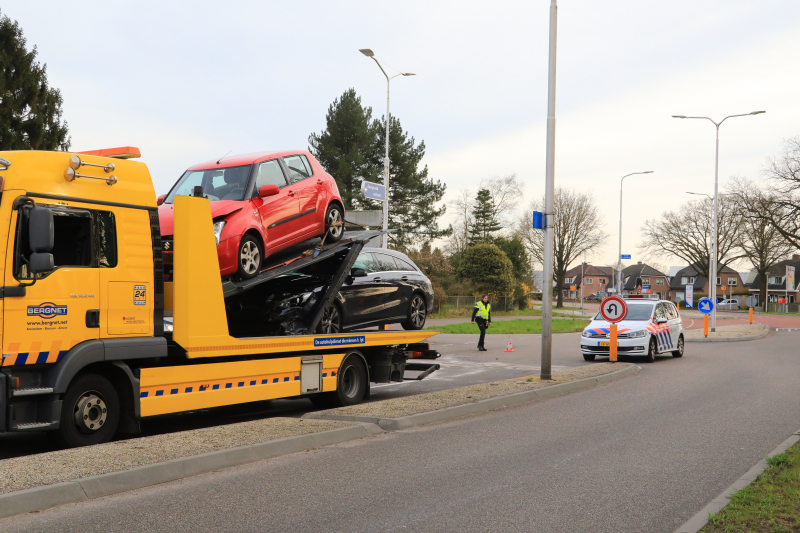 Twee voertuigen botsen op kruising